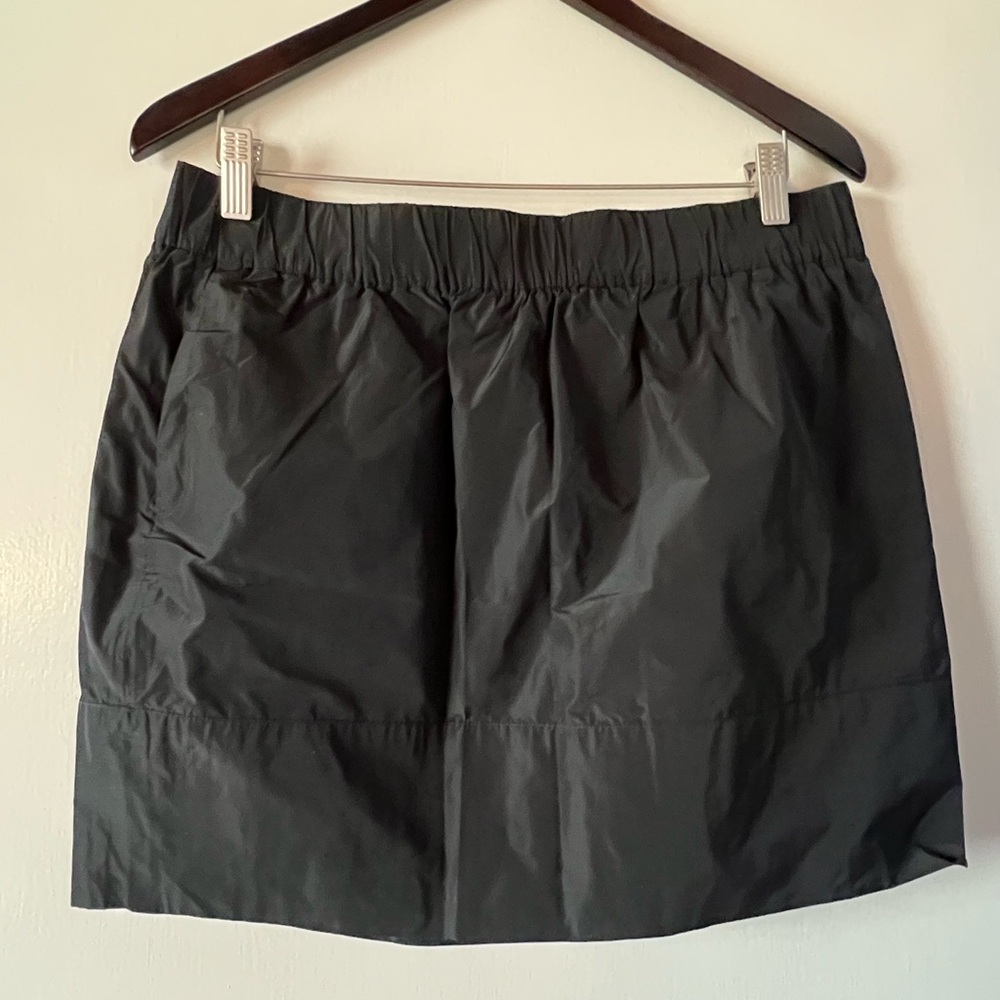 CLUB MONOCO Black Satin Nylon Mini Skirt. Women’s size 10.